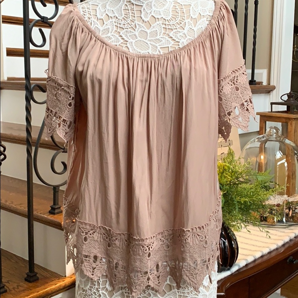 IRIS lace trimmed top size 2XL NWT